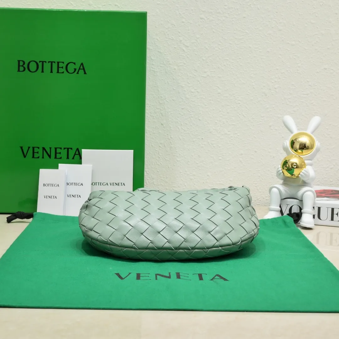 Batch 1120 BV Bottega Veneta's new early spring women's MINI JODIE handbag BV bag 🔥The new method is based on the original rounded corners, knotted with classic woven leather round hobo bag, The most iconic triangular pull-out design, using sheepskin draped soft shape, is super suitable for concave shapes~ Jodie feels really gentle to people, and is definitely the best item for daily matching. It has the same weave, new elements and twists, is compact and versatile, and is the new favorite of street style Internet celebrities! Dimensions: 23x28x8 Model: 6699-1, Color: Sage